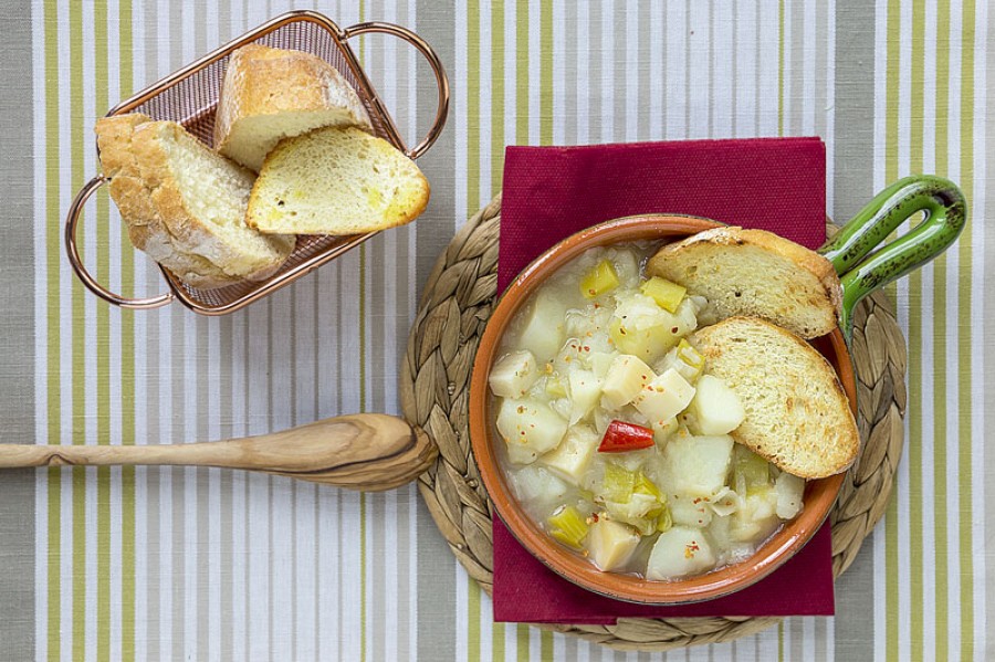 Zuppa di pane, patate, porri e fontina